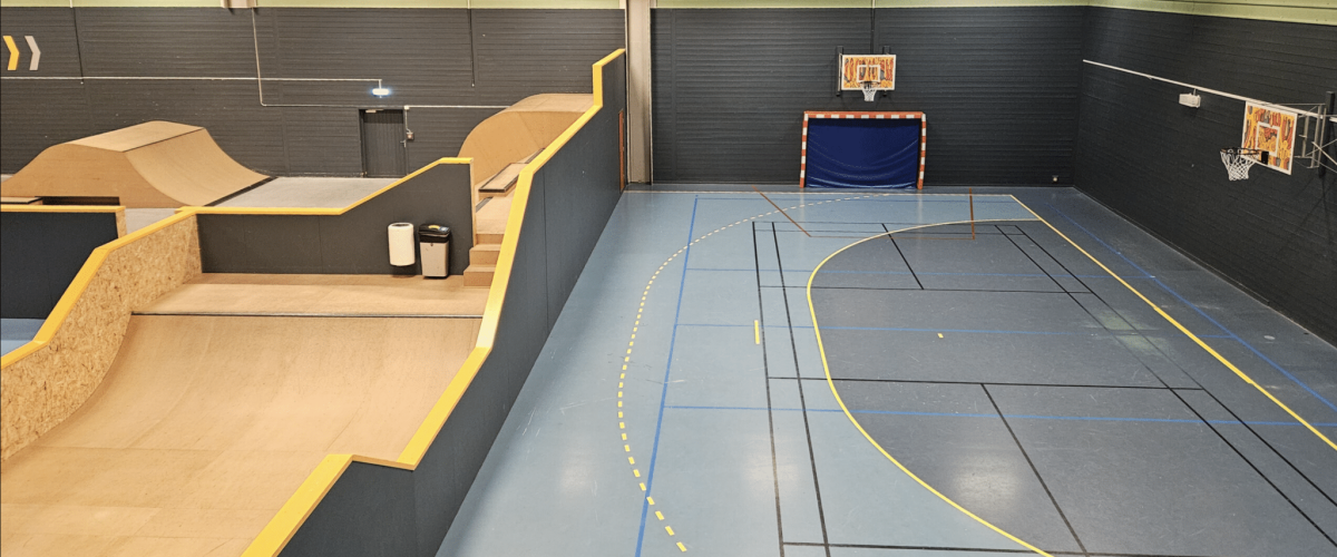 Bilde av rampen som er bygget oppå håndballflaten.