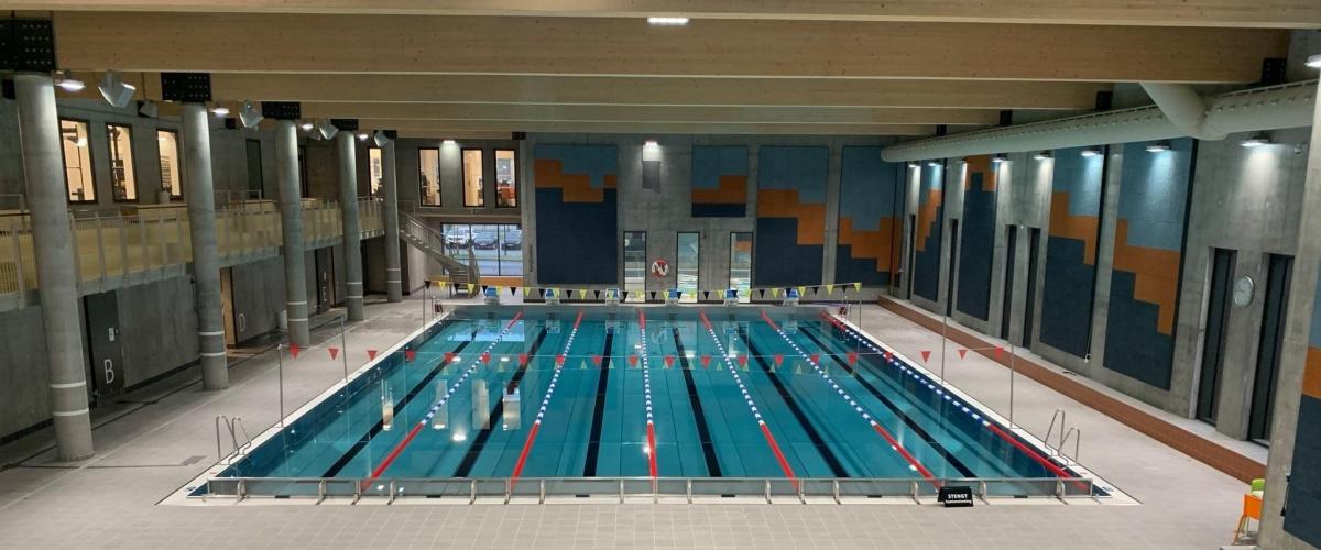 Svømmebasseng med 6 baner.