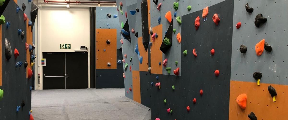 Klatrehall med klatrevegger på begge sider