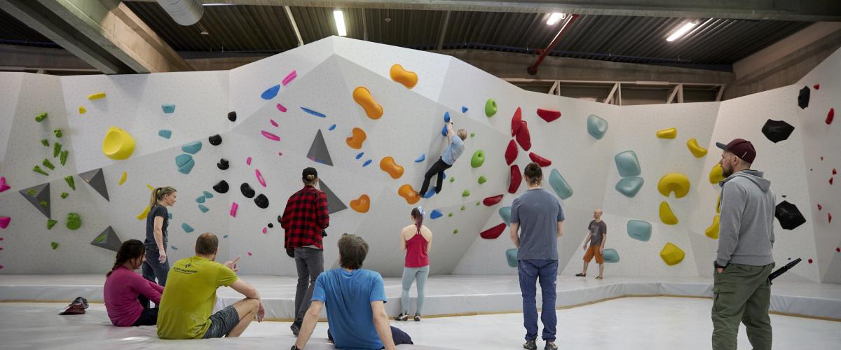 Ansamling foran Buldrevegg