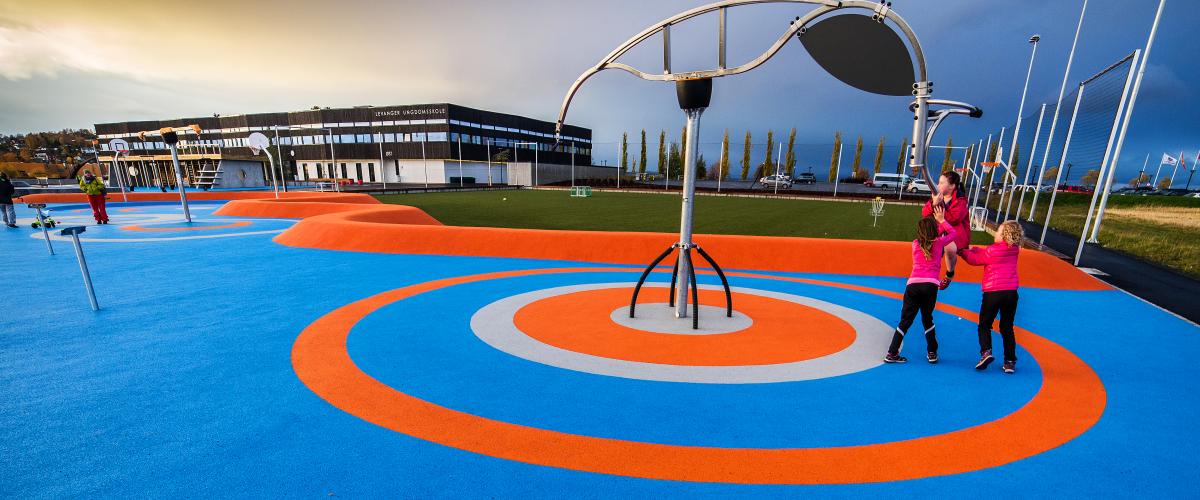 Barn leker i huskeapparat