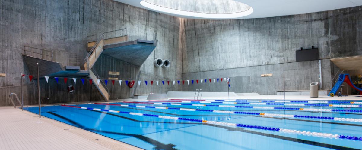 Himlingen i taket etter rebailiteringen fått et mye lysere uttrykk. Foto: Mats Kastellet, Stavanger kommune. Svømmehallen fra tribunen
