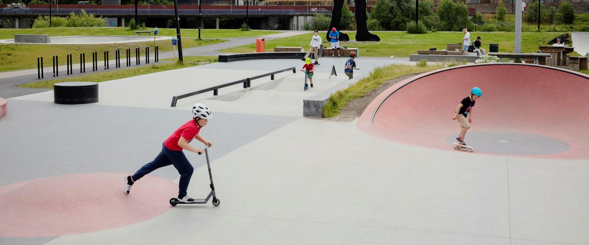 Bilde av to barn som bruker anlegget