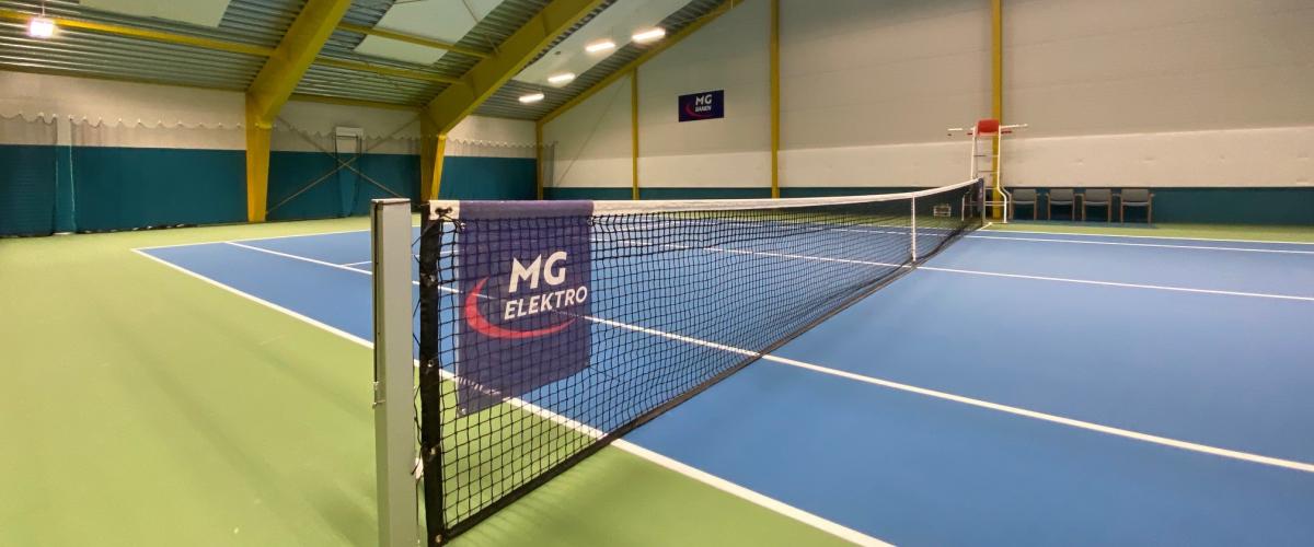 Bilde av den nye tennisbanen, hvor man tok vare å den eksisterende endeveggen