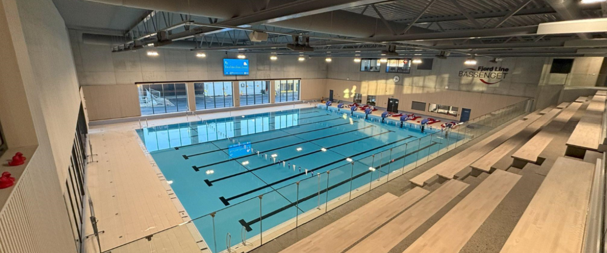 bildet viser svømmeanlegget fra tribunene