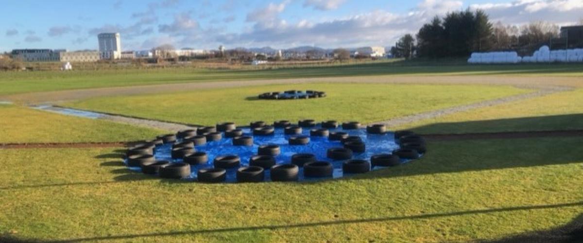 Baseballbane med presenning over sanden