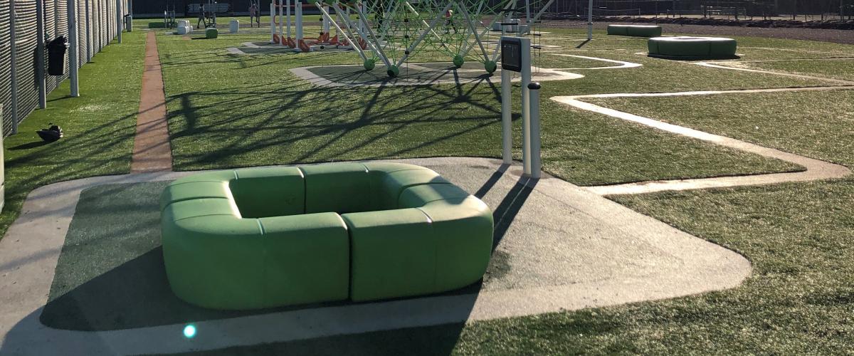 Sitteplasser i aktivitetspark