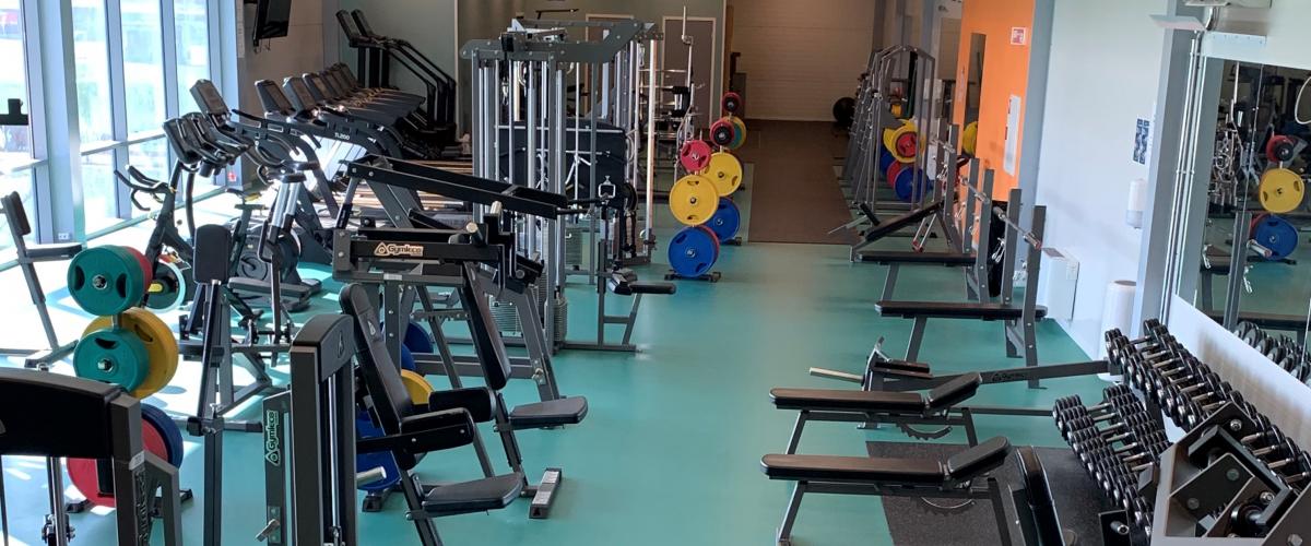 Treningsapparater i styrketreningsrom