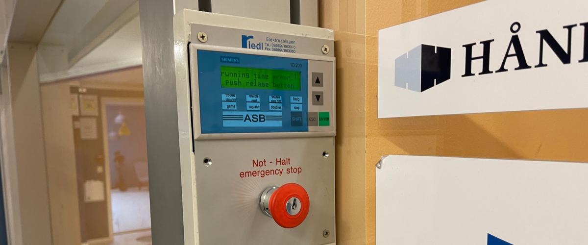 Squashhallen inneholder motoriserte vegger som styres av et panel festet til en av stenderene