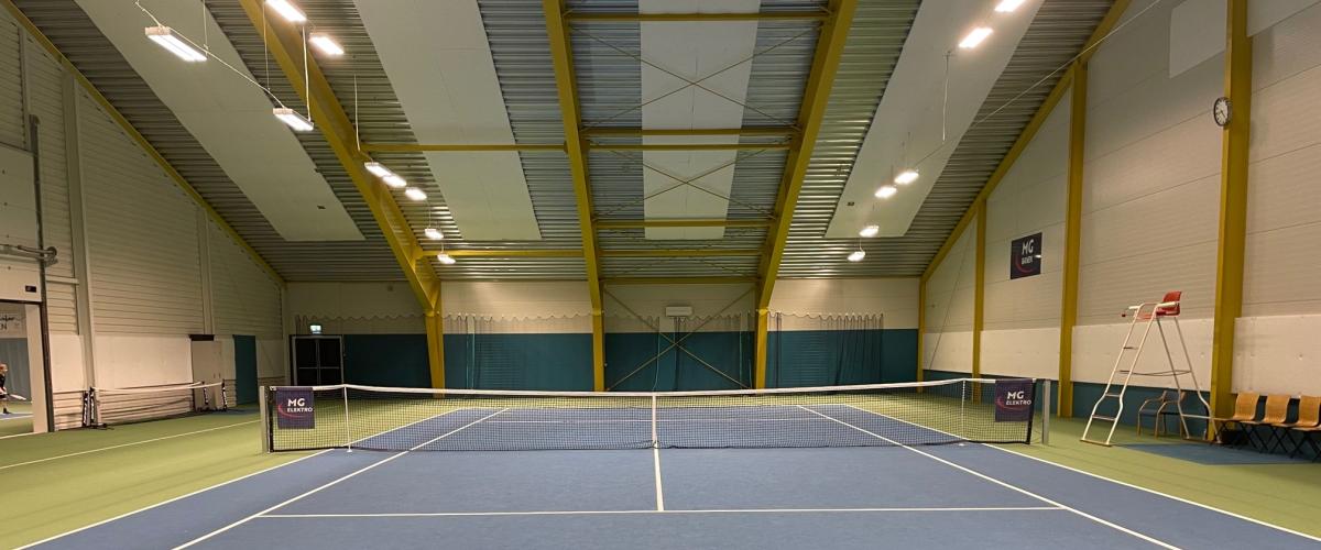 bilde av de ettermonterte takplatene brukt for å hindre støy