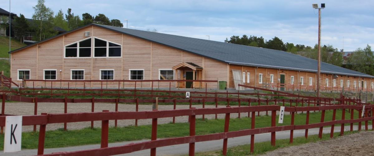 Bilde av ridehallen utenfra