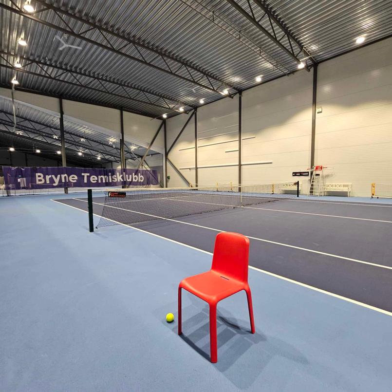 Innendørs tennisbane. 