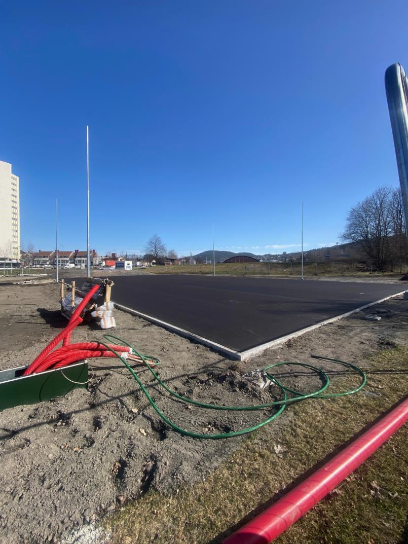 Underveis i byggeprosessen til streetbasketbanen 
