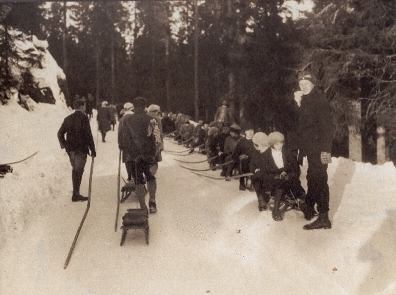 En skoleklasse, der elevene er samlet på kanten av aketraseen, har tatt turen til Korketrekkeren. 