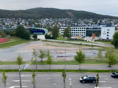 Oversiktsbilde av grusplassen som dagens streetbasketbane er plasser på.