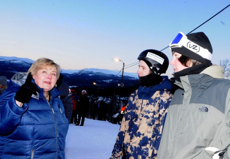 Erna Solberg på plass i Dombås, til venstre i bildet. Til høyre står Marcus Kleveland og en kompis. 