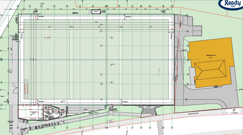 Illustrasjonsplan for Eckbobanen som viser en rektangulær kunstgressbane med løpebaner og tekniske soner rundt, samt klubbhuset i gult til høyre og adkomstveier og parkering nederst.