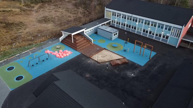 Oversikt over aktivitetspark med disser, trampoliner, sandkasse og amfi.