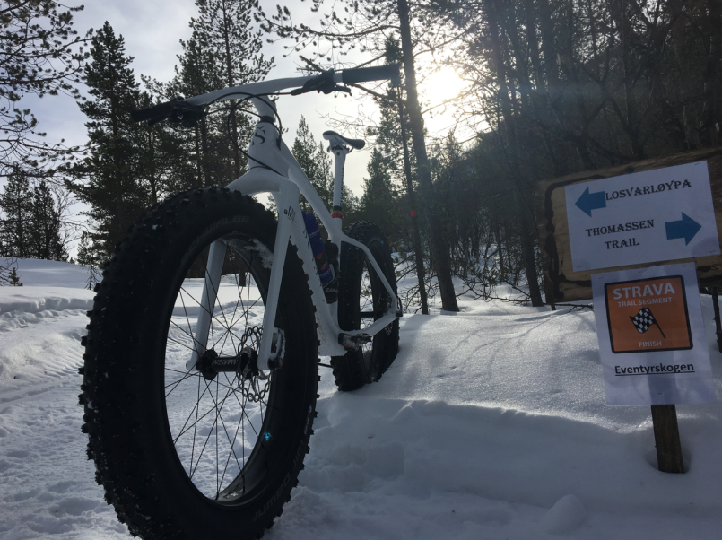 Fatbike ved siden av skilt