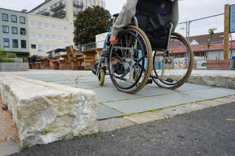 Rullestol opp naturlig rampe