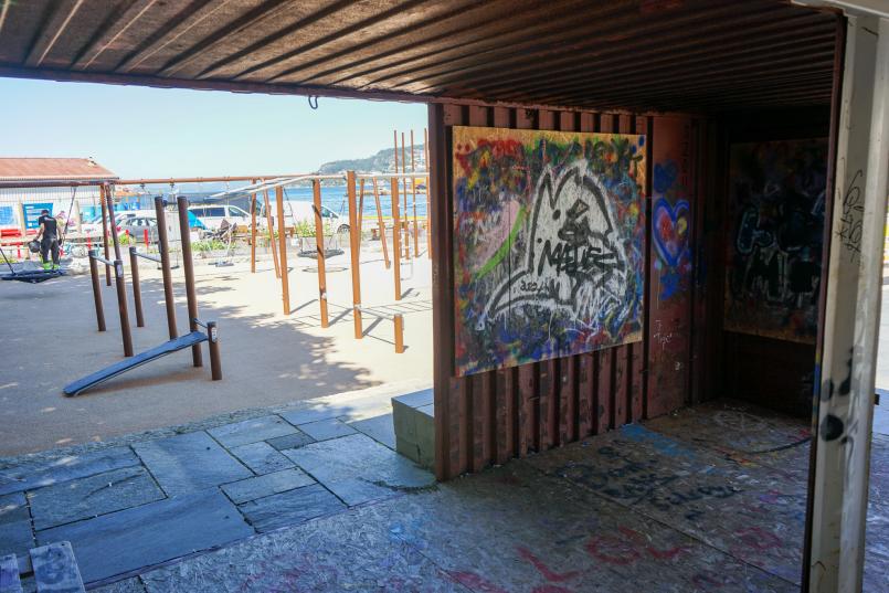 Innsiden av en av containerne med mulighet for tagging og utstyn til aktivitetsområdet. 