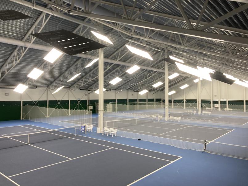 Bilde av tennisbaner i flombelysning.