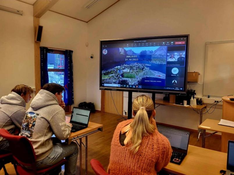 Elever som ser presentasjon av NFF