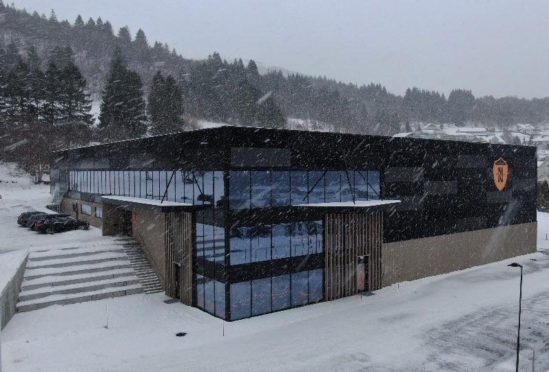 Fasade Norborg flerbrukshall i vinter og snø.