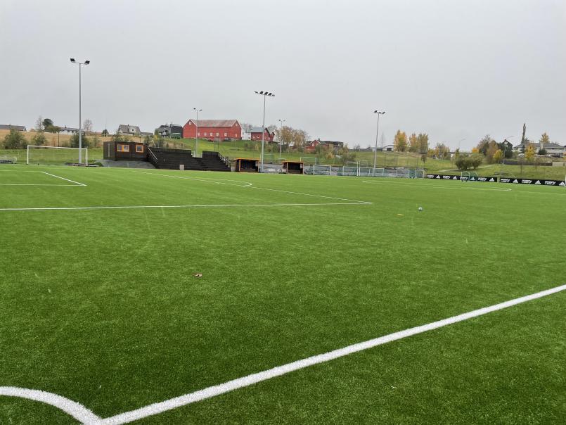 Bilde av det nye kunstgresset på Utleira, sett fra det ene cornerflagget