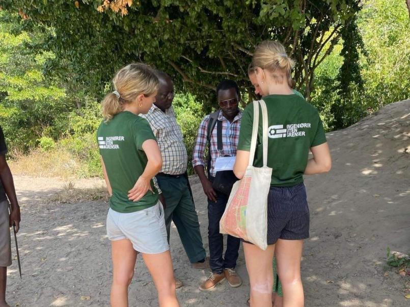 Studentene snakker med de lokale