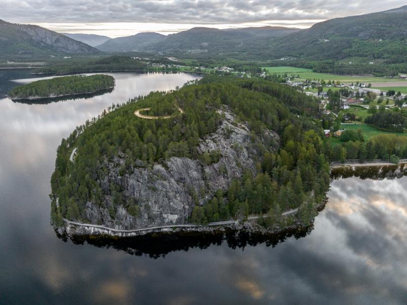 Dronebilde av Klokkarhammaren med turveg på henger i berget