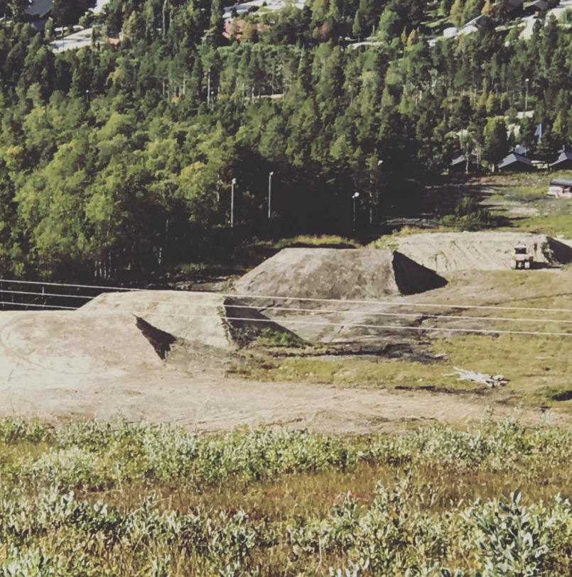 Bilde av hoppene laget av jord, der de ligger på en rekke og rad nedover bakken. 