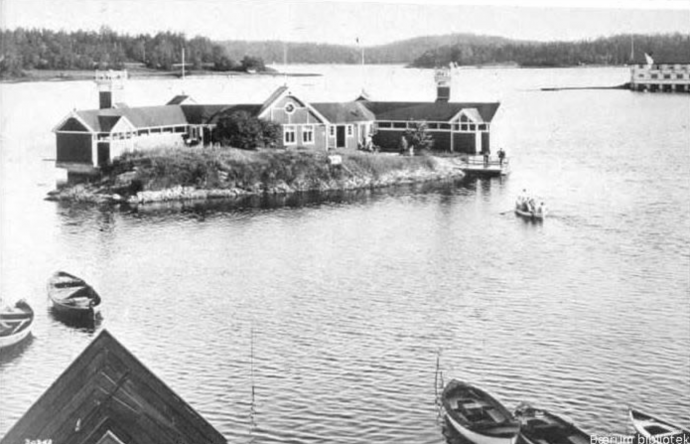 Bilde som viser den lille øya Danmark, med følere store bygninger oppå, som ble benyttet av klubbene. 