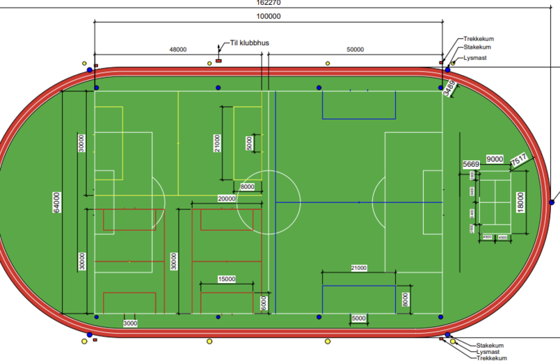 Teknisk tegning av en fotballbane med løpebane rundt, vist ovenfra, med inntegnede målområder, småbaner, målplasseringer og målte avstander i meter, samt markering av lysmaster og adkomst til klubbhus.