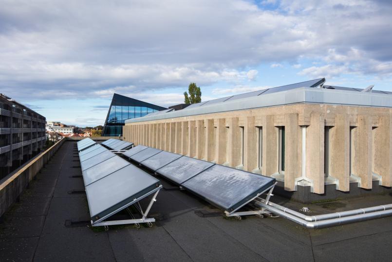 Solfangere på taket av svømmehallen. 