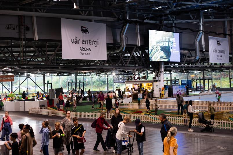 Masse folk i en hall.