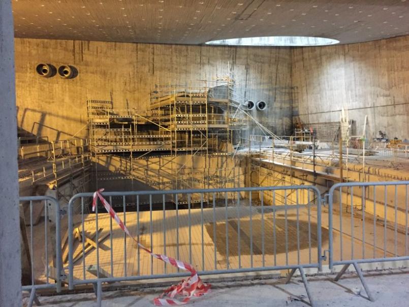 Fra startområdet i bassenget under rehabiliteringen av bassengrommet. 