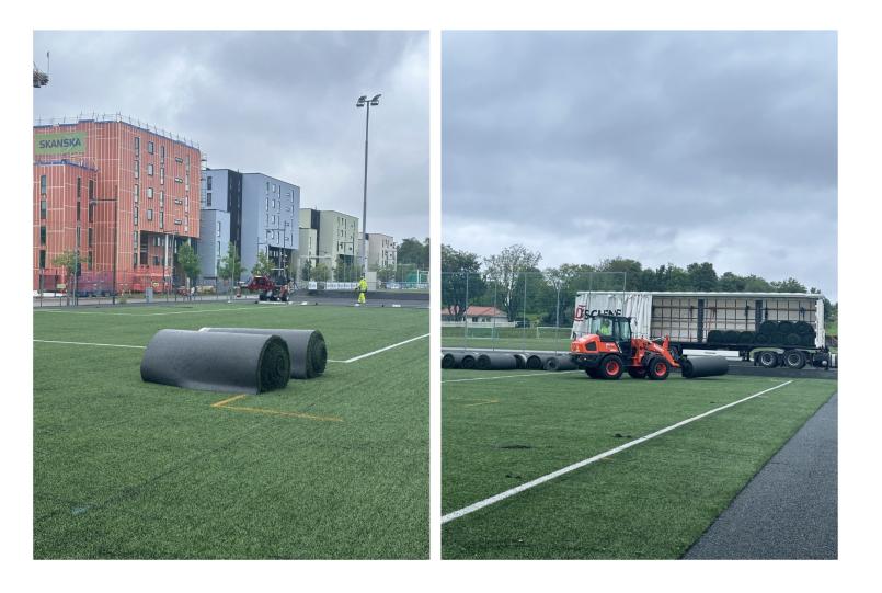 Opplasting av gressruller i lastebil