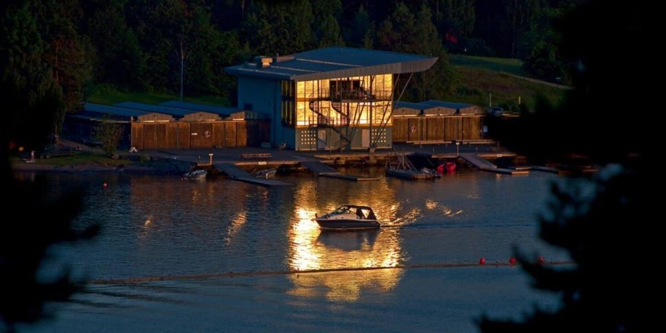 Båtsportenshus om natta