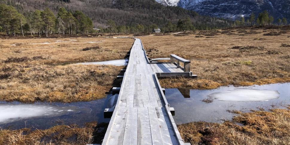 Surnadalskloppa en vårdag, fortsatt noe is igjen på myra