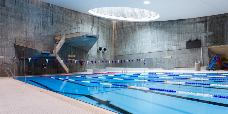 Svømmehallen fra tribunen 