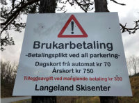 Skilt med informasjon om brukerbetaling ved Langeland Skisenter.