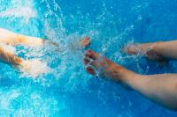 To par med føtter i et badebasseng