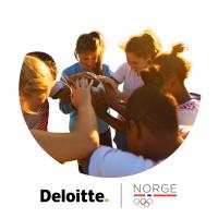 Bilde av ungdom som står rundt en bakk, samt logoen til Deloitte og NIF