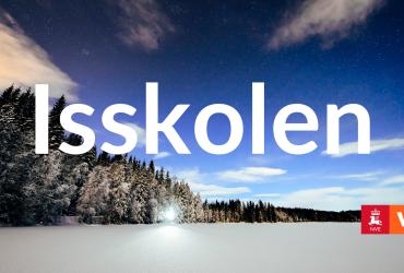 Iskolen-illustrasjon, der "Isskolen" er lagt over et bilde av et frossent vann i vintermørke
