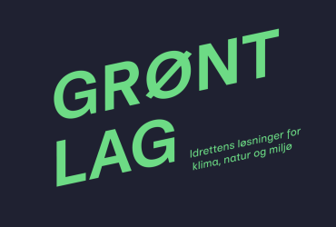 Logen til Grønt lag. "Grønt lag" står i kursiv og blokkbokstaver, i en grønn farge på en mørkeblå bakgrunn. 